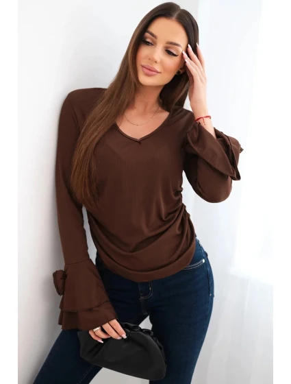 Dámská pruhovaná blůza s V výstřihem a volánky na rukávech hnědá