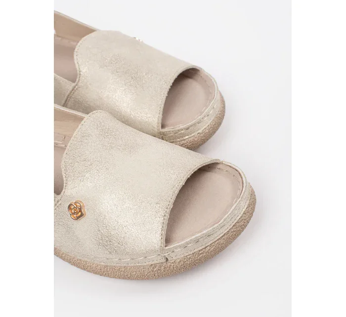 Trendy dámské zlaté  sandály na plochém podpatku