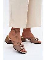 Kožené dámské sandály na podpatku s květinou Béžové model 22141000 - Boto