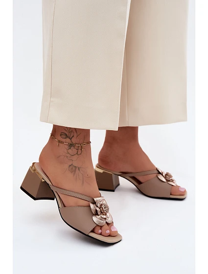 Kožené dámské sandály na podpatku s květinou Béžové model 22141000 - Boto