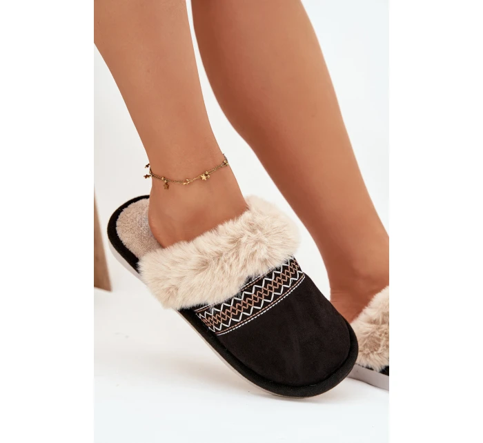 Dámské pantofle s kožíškem a výšivkou – černé Devianne Dámské pantofle s kožíškem a výšivkou – černé Devianne