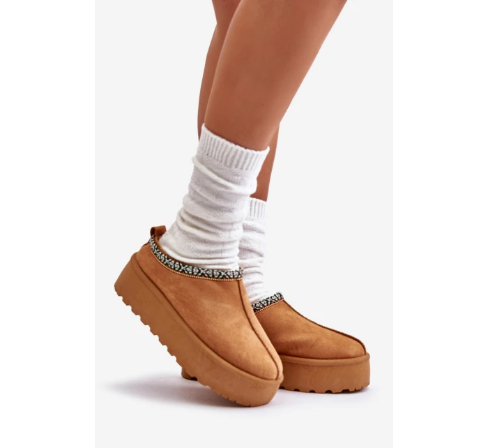 Dámské pantofle na platformě s výšivkou model 21673352 - Boto