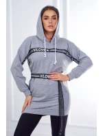 Šaty zdobené stuhou s nápisem šedá