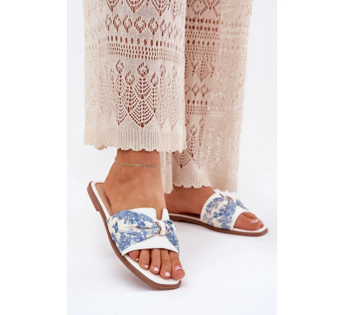 Dámské Pantofle Na Plochém Podpatku S Mašlí Bílé model 21702412 - Boto Dámské Pantofle Na Plochém Podpatku S Mašlí Bílé model 21702412 - Boto