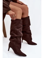 kozačky na jehlovém podpatku z eko semiše vyhřívané čokoládové model 21757792 - Boto