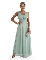 Dlouhé maxi šaty s a hlubokým výstřihem pistáciová barva model 22082632 - numoco basic Dlouhé maxi šaty s a hlubokým výstřihem pistáciová barva model 22082632 - numoco basic
