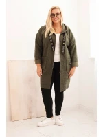 Dámský plášť Plus Size z umělé model 21297036 látky s kapucí a kapsami khaki - K-Fashion Dámský plášť Plus Size z umělé model 21297036 látky s kapucí a kapsami khaki - K-Fashion