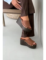 Dámské nazouváky na platformě s přezkami Camel model 21918838 - Boto Dámské nazouváky na platformě s přezkami Camel model 21918838 - Boto