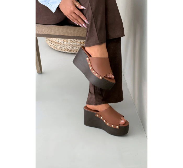 Dámské nazouváky na platformě s přezkami Camel model 21918838 - Boto Dámské nazouváky na platformě s přezkami Camel model 21918838 - Boto