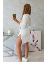 Šaty s delšími zády a barevným potiskem bílé