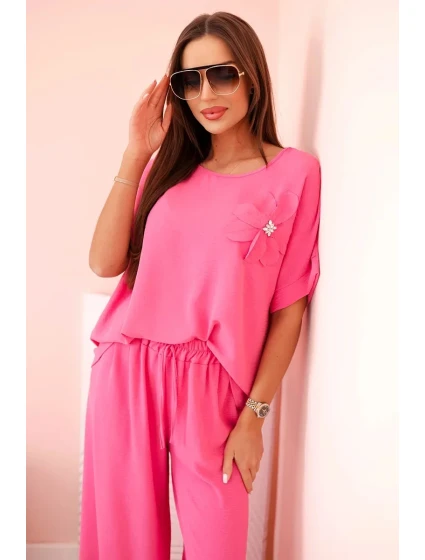 Dámský komplet z viskózy s ozdobným květem a širokými kalhotami - růžový Dámský komplet z viskózy s ozdobným květem a širokými kalhotami - růžový