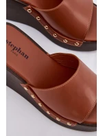 Dámské nazouváky na platformě se zlatými přezkami camel Arionne Dámské nazouváky na platformě se zlatými přezkami camel Arionne