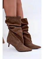 Přezkové semišové kotníkové boty typu Slouchy na podpatku z přírodního semiše Khaki Cindrelle Přezkové semišové kotníkové boty typu Slouchy na podpatku z přírodního semiše Khaki Cindrelle