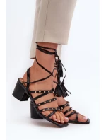 Šněrovací sandály na nízkém podpatku zdobené černými cvočky Chrisele Šněrovací sandály na nízkém podpatku zdobené černými cvočky Chrisele