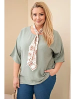 Dámská viskózová halenka Plus Size s krátkým rukávem a ozdobným šátkem khaki
