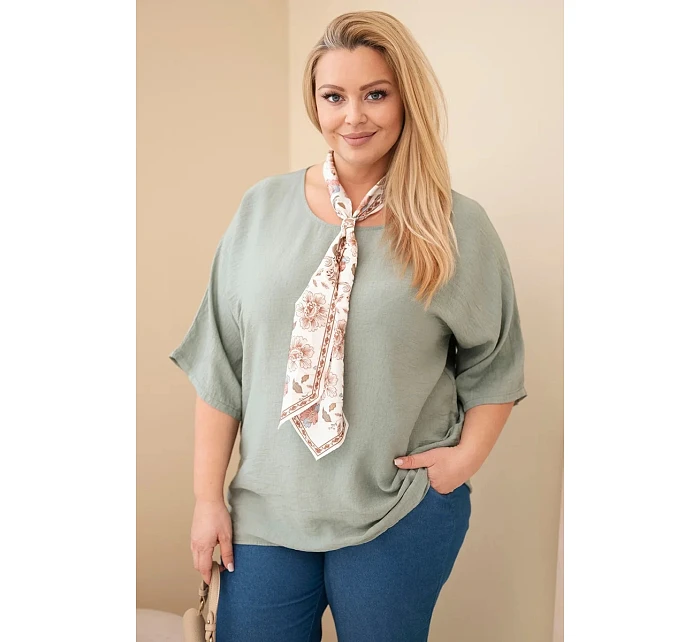 Dámská viskózová halenka Plus Size s krátkým rukávem a ozdobným šátkem khaki