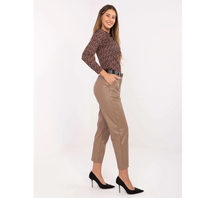 Spodnie IT SP model 21441236 ciemny bezowy - FPrice Spodnie IT SP model 21441236 ciemny bezowy - FPrice