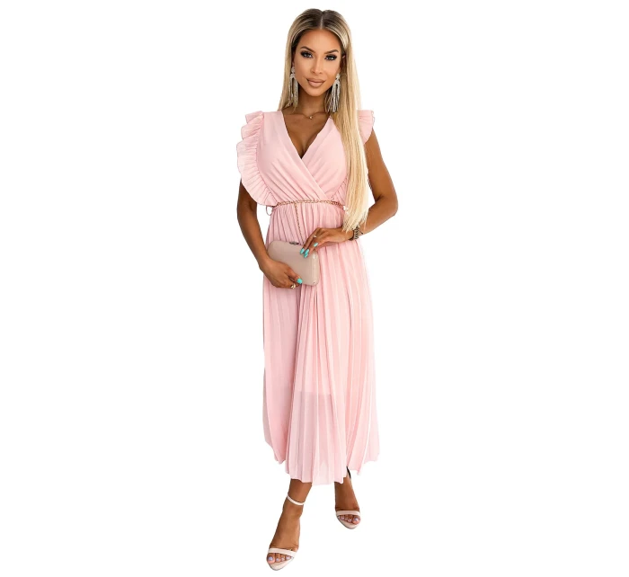 Plisované dámské šaty v broskvové barvě s výstřihem a zlatým řetízkem model 21819818 - numoco basic Plisované dámské šaty v broskvové barvě s výstřihem a zlatým řetízkem model 21819818 - numoco basic