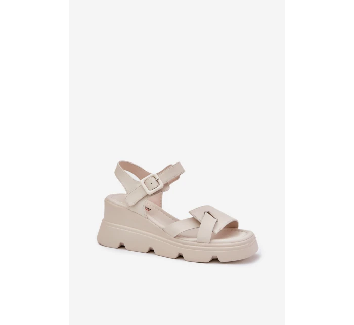 Dámské Kožené Sandály Na Klínu Artiker model 21695626 Béžové - Boto Dámské Kožené Sandály Na Klínu Artiker model 21695626 Béžové - Boto