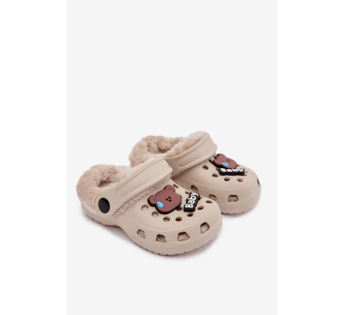 Dětské pěnové pantofle zateplené kožíškem s ozdobnými připínkami – khaki