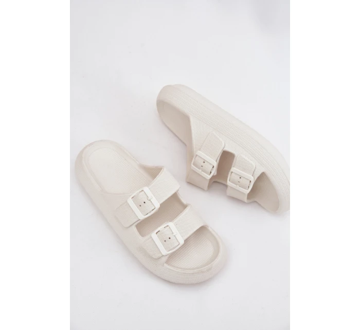 Dámské pěnové pantofle s přezkami Vinceza – bílé