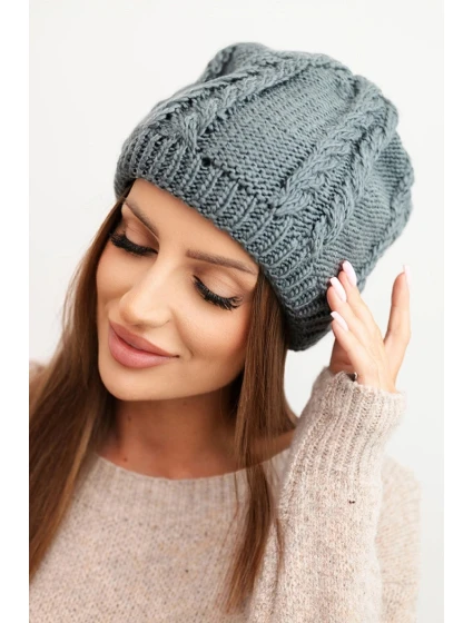 Dámská zimní čepice z vlny s copánkovým vzorem model 21750372 tmavě šedá - K-Fashion Dámská zimní čepice z vlny s copánkovým vzorem model 21750372 tmavě šedá - K-Fashion