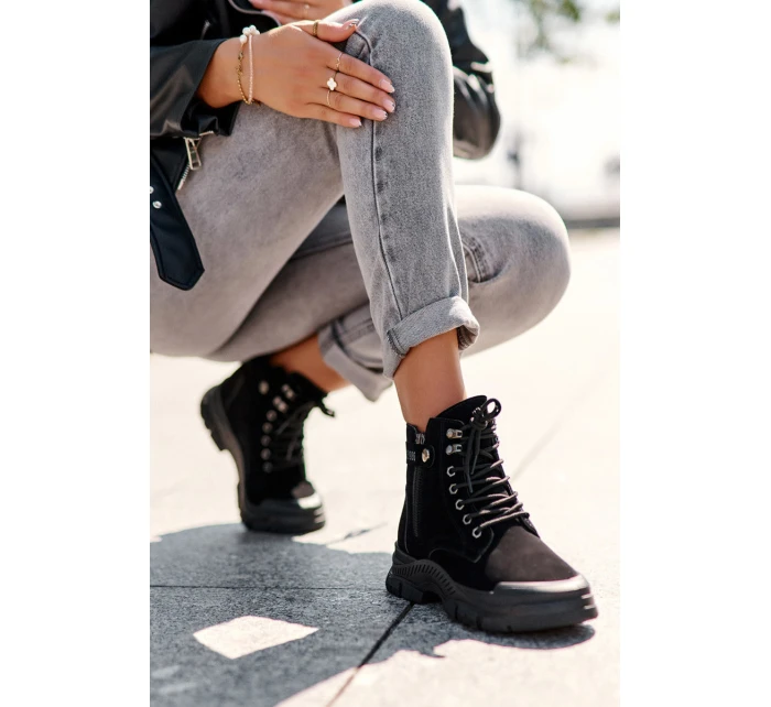 Zateplené semišové dámské botky Trapery černé Jailina Zateplené semišové dámské botky Trapery černé Jailina