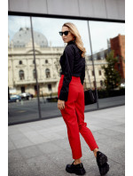 Elegantní červené kalhoty se šipkami