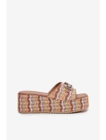 Dámské Sandały Na Klínu S Pletením A Ozdobou Multikolor Isolene Dámské Sandały Na Klínu S Pletením A Ozdobou Multikolor Isolene