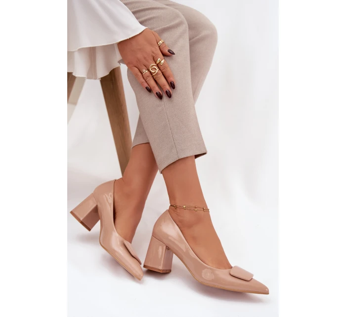 Dámské lakované lodičky na blokovém podpatku s ozdobou Isoline – nude Dámské lakované lodičky na blokovém podpatku s ozdobou Isoline – nude