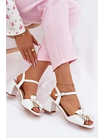 Dámské sandály na podpatku s ozdobným květem model 22100079 bílé - VINCEZA
