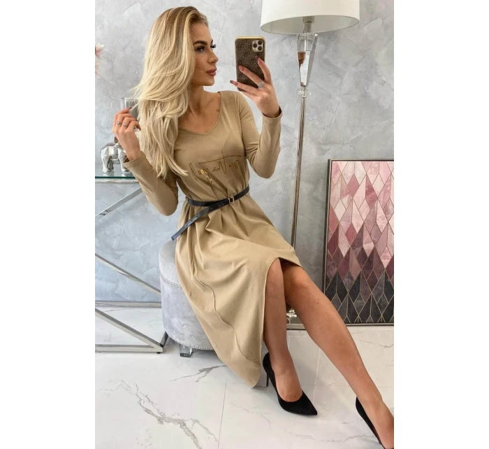 Šaty s ozdobným páskem a nápisem camel Šaty s ozdobným páskem a nápisem camel