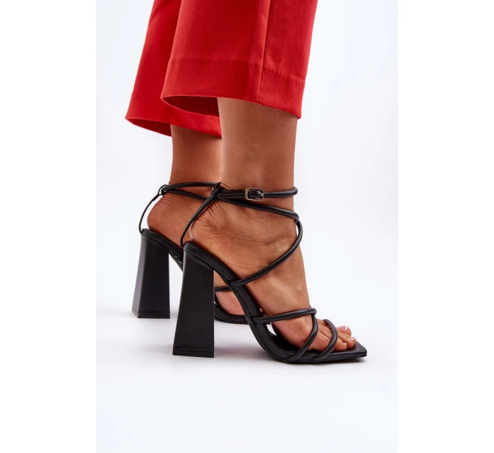 Moderní sandály na podpatku černé model 21650140 - Boto Moderní sandály na podpatku černé model 21650140 - Boto