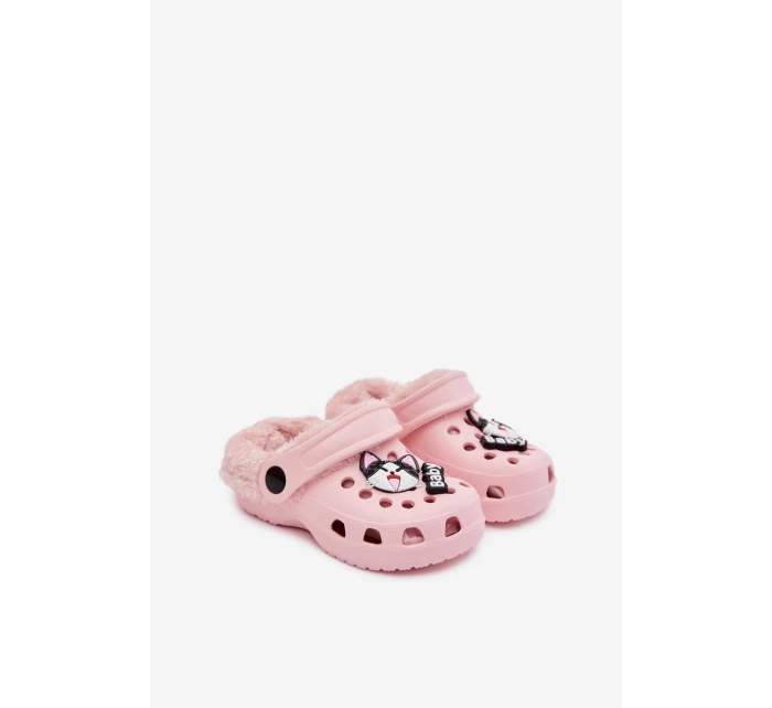 Dětské pěnové pantofle zateplené kožíškem s ozdobnými připínkami – růžové