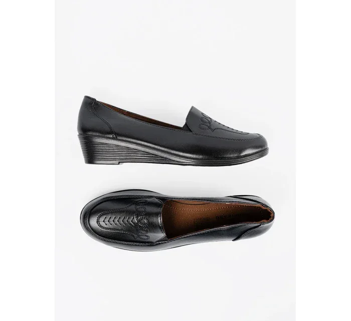 Výborné černé dámské  polobotky na klínku