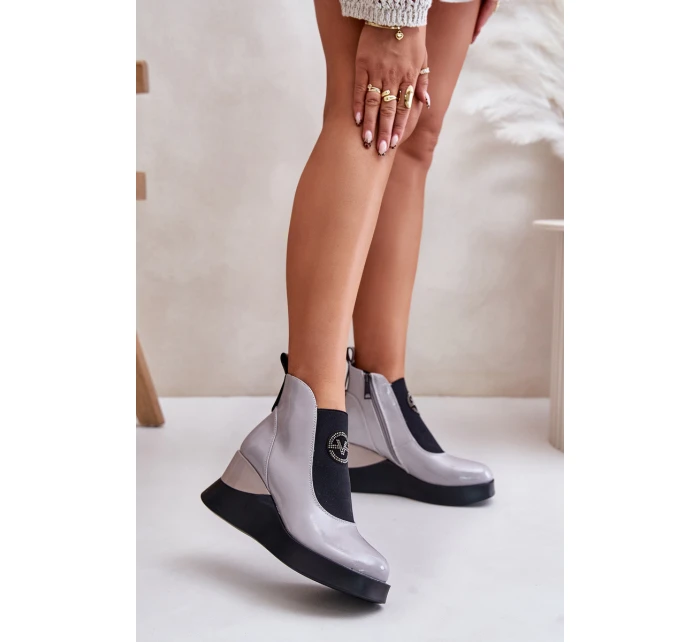Lakované Kotníkové Boty Na Klínu Zateplené Šedé model 21672137 - VINCEZA