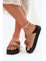 Dámské Pantofle Se Zlatými Přezkami Na Platformě Béžové model 21699298 - Boto Dámské Pantofle Se Zlatými Přezkami Na Platformě Béžové model 21699298 - Boto