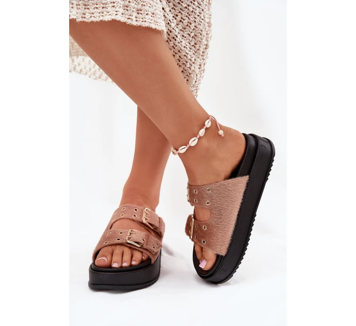 Dámské Pantofle Se Zlatými Přezkami Na Platformě Béžové model 21699298 - Boto Dámské Pantofle Se Zlatými Přezkami Na Platformě Béžové model 21699298 - Boto