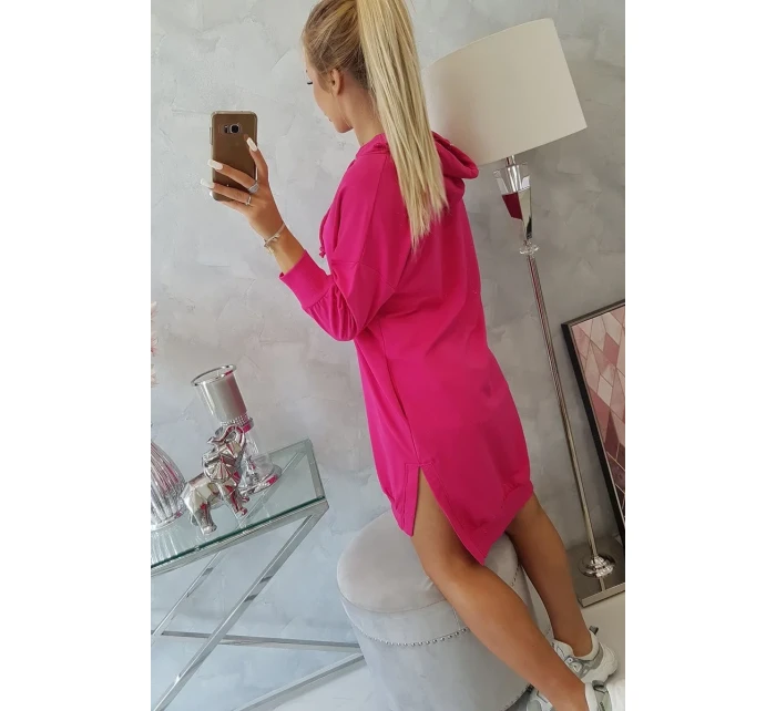 Šaty s kapucí a delšími zády fuchsiové barvy