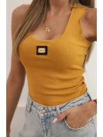 Dámská pruhovaná top na ramínkách s ozdobnou nášivkou hořčicová