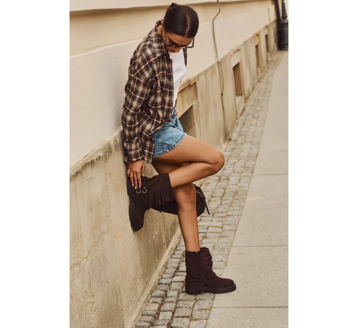 Zateplené dámské kotníkové boty s třásněmi a na ploché podrážce čokoládové model 21709285 - Boto Zateplené dámské kotníkové boty s třásněmi a na ploché podrážce čokoládové model 21709285 - Boto