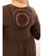 Dámské viskózové šaty Plus Size s ažurovou ozdobou hnědá
