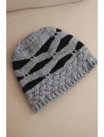Dámská zimní čepice z vlny v hrubém pletení a pruhy K465 šedá + černá