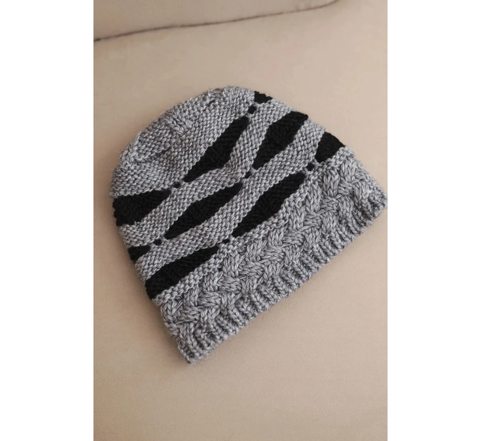 Dámská zimní čepice z vlny v hrubém pletení a pruhy K465 šedá + černá