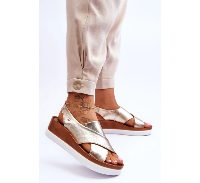 kožené sandály na klínu Zlaté model 21617433 - Zazoo kožené sandály na klínu Zlaté model 21617433 - Zazoo