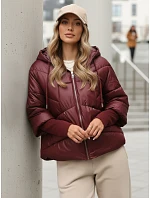 Krótka kurtka damska pikowana z kapturem bordowy model 22350568 - FashionStreet Krótka kurtka damska pikowana z kapturem bordowy model 22350568 - FashionStreet