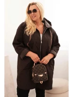 Dámská bunda Plus Size prošívaná s kapucí a nápisem model 21229249 hnědá - K-Fashion