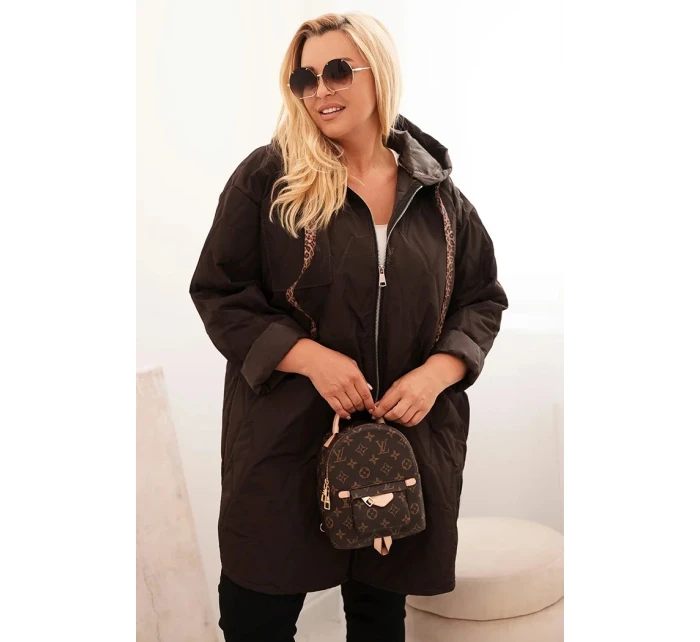 Dámská bunda Plus Size prošívaná s kapucí a nápisem model 21229249 hnědá - K-Fashion