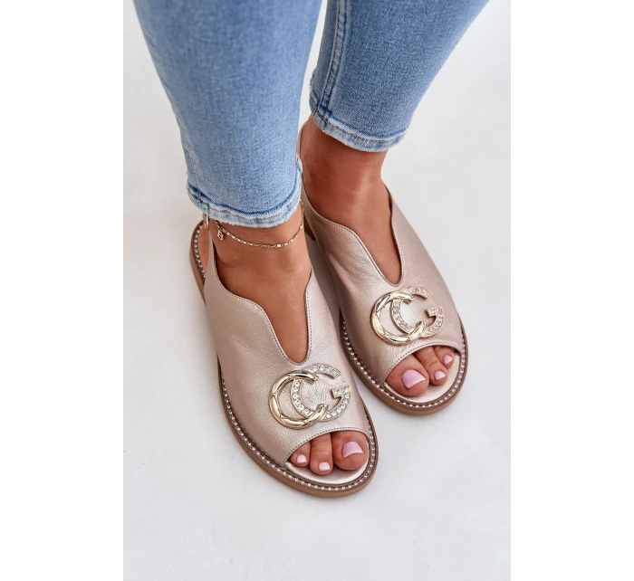Kožené sandály na plochém podpatku s ozdobou model 21683142 Zlaté - Laura Messi