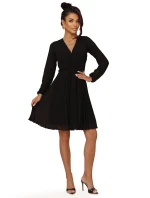 ISABELLE plisované šaty s dlouhými rukávy a výstřihem BLACK model 21215944 - numoco ISABELLE plisované šaty s dlouhými rukávy a výstřihem BLACK model 21215944 - numoco